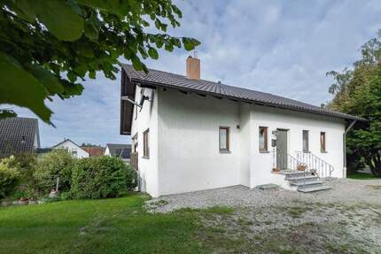 Einfamilienhaus in sonniger Lage mit Balkon, Einliegerwohnung, 2 Garagen und zusätzlich ausbaubarem Dachgeschoss in 88339 Bad Waldsee-Enzisreute