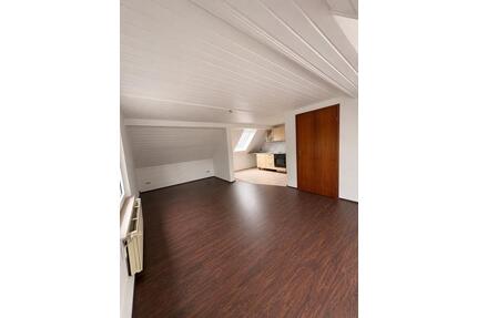 2 Zimmer Dachgeschosswohnung inkl. Küche in Wolfsburg-Neuhaus