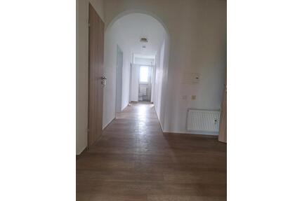 Idyllisch gelegene 110-qm-Wohnung mit 2 Balkonen und Parkett - Bad Wildungen