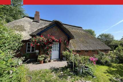 Schleswig-Holsteinische Geschichte|Denkmalgeschützt unter Reet |Idyllisch gelegen am Löschteich - Drage