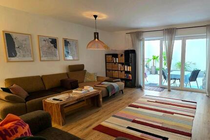 Exklusive Stadtwohnung: Neuwertige 2,5-Zimmer-Wohnung mit großem Innenhof im Stadtkern von Abensberg