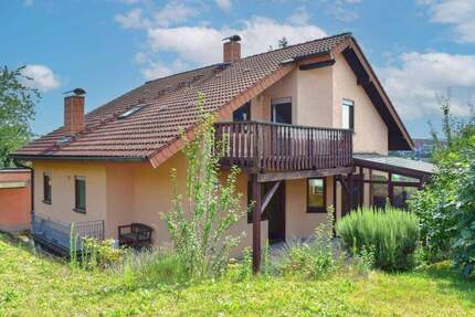 Großzügiges Zweifamilienhaus mit Doppelgarage, Sauna, Kachelofen, Wintergarten, Terrasse Balkon - Sinsheim Steinsfurt