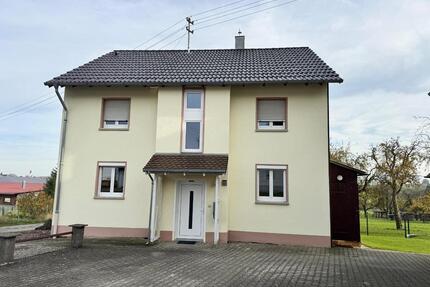 Ruhige 3,5-Zimmer-EG-Wohnung mit Einbauküche & Sitzplatz im Grüne - Mühlingen