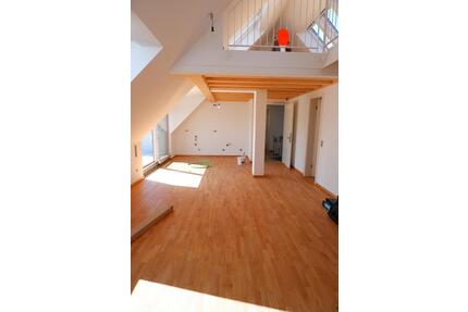 Lichtdurchflutete 2-Zi.-DG-Maisonette mit TG – offener Grundriss - München Feldmoching-Hasenbergl
