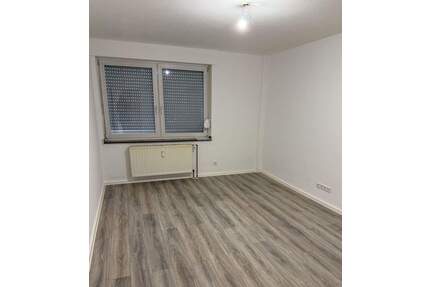 Ruhig Wohnen mit Balkon! Seitenstraße in Düsseldorf-Rath!