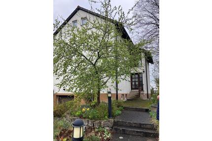 Freistehendes Einfamilienhaus mit Charakter und großen Garten - Oberdachstetten