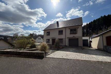 Renoviertes Einfamilienhaus mit Nebengebäuden am Waldrand von Trassem