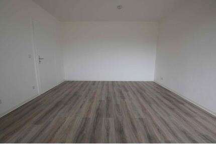 ! Zum Einzug bereit! Renovierte 3-Raumwohnung mit Wanne und Balkon ! - Lübbecke