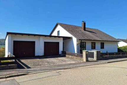 Großzügiges Einfamilienhaus mit Einliegerbereich, Doppelgarage und traumhaftem Fernblick - Greding