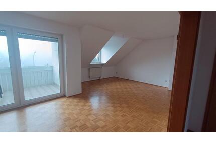 Ab 01.05.26 !! 3 Zimmer Dachgeschosswohnung mit Balkon - Pfreimd