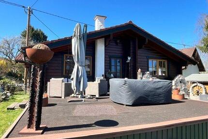 Freistehendes Holzhaus mit Garten, Terrasse, Garage und Carport - Weyerbusch