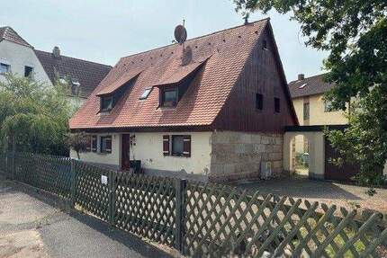 Schönes Zweigenerationenhaus mit Garten und Pool in ruhiger Lage von Nürnberg-Großgründlach: