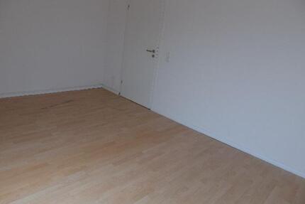 2020 renovierte 3 Zimmer-Wohnung mit neuem Bad, neuwertigen Innentüren, Garten und Kfz.-Platz! - Hameln Kernstadt