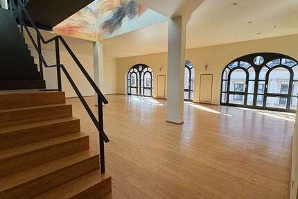 Wohnung zum Mieten in Zwickau 2.400,00 € 360 m²