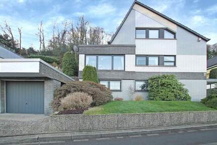 Solides Zweifamilienhaus mit über 210 m² Wohnfläche und 2 Garagen in Familienlage von Wetter-Wengern