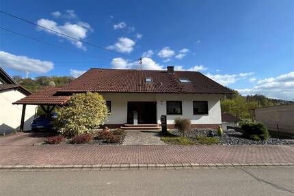 Sehr schönes und gepflegtes Einfamilienhaus mit vielen Extras, tollem Garten und möglichem Bauplatz - Obernheim-Kirchenarnbach