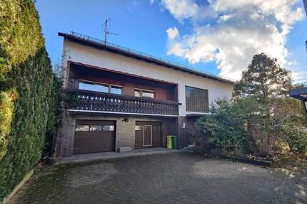Geräumiges Wohnhaus mit Doppelgarage in Mitwitz - 