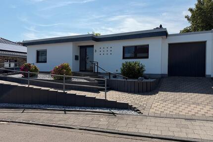 Freistehender Bungalow mit 2 Garagen in 50181 Bedburg