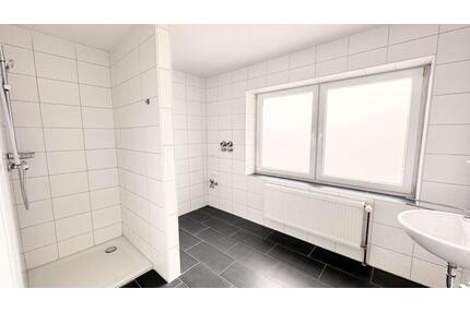 Helle 2-Zimmer-Wohnung mit Balkon & Gäste-WC in zentraler Lage von Friedeburg