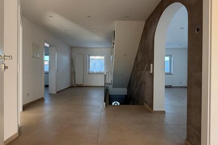 Hennef-Warth: Große Wohnung mit Gartenanteil zu Vermieten - Hennef (Sieg)