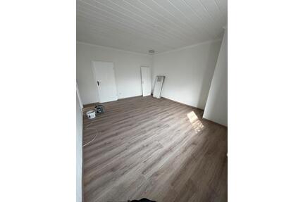 Sanierter Erstbezug: 3-Zimmer Wohnung im Reihenendhaus mit Garten - Wesselburen