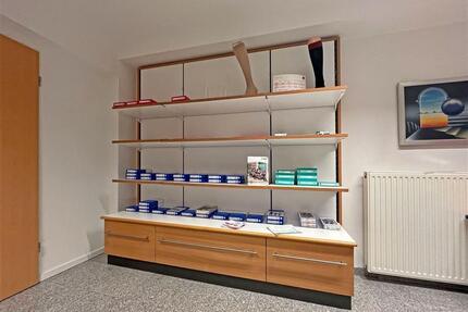 Immobilien Richter: Moderne Gewerbefläche in Toplage in Grevenbroich. Sanitätshaus direkt an der Fußgängerzone