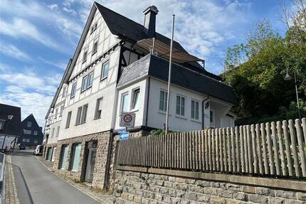 Saniertes 2-FH plus Ladenlokal in Schmallenberg-Bad Fredeburg!