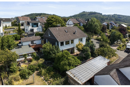 Traumhafte Aussicht inklusive: Attraktives Einfamilienhaus mit Einliegerwohnung & idyllischem Garten - Bad Laasphe