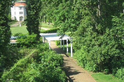 Provisionsfrei* Modernisierte, voll möblierte 2-Zimmer-Wohnung mit Balkon & Top-Anbindung in Berlin-Lankwitz