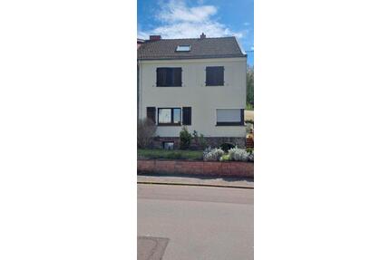 Einfamilienhaus mit schönem Garten und Wintergarten in Merzig.
