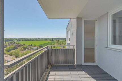 Helle, großzügige Familienwohnung mit Westbalkon und tolle Aussicht - Böblingen