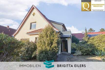 Viel Platz & Potenzial in zentraler Lage: Teilsaniertes Haus mit Nebengebäuden auf großem Grundstück - Achim