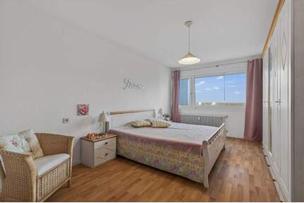 Weitblick inklusive: Bezugsfreie 2-Zimmer-Wohnung mit Loggia und TG-Stellplatz - Ettlingen