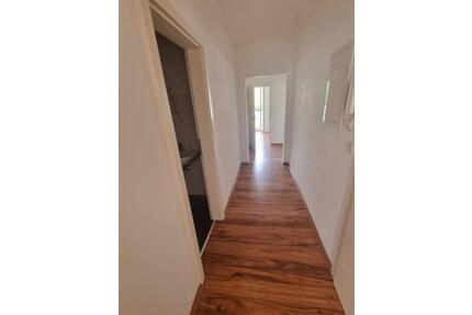 Ab sofort: Großzügige 2-Zimmer-Wohnung mit modernem Bad und Balkon - Düsseldorf Stadtbezirk 6