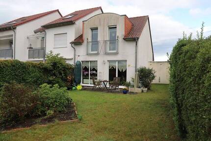 Charmantes, vermietetes Reiheneckhaus - Mit Fernwärmeversorgung, Garage Keller und Feldblick in Bernau