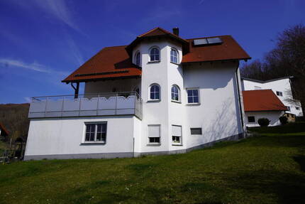 Geräumiges Einfamilienhaus in Hanglage mit Balkon und ausgebautem Spitzboden in Weißenbrunn - Leinburg / Weißenbrunn