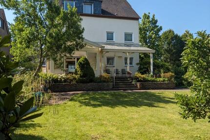 3 Familienhaus, zentrale Lage, 2 Garagen, schöner großer Garten - Kaarst