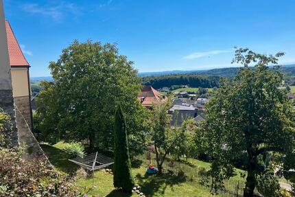 Das Flair alter Mauern verbunden mit toller Aussicht genießen - Fürstenstein