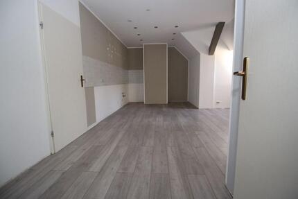 **Individuelle 3-Zimmer-Dachgeschosswohnung mit zwei Bädern zu vermieten** - Plauen