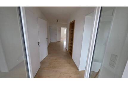 3 Zimmer-Wohnung im ersten Obergeschoss mit Balkon, renoviert und sofort verfügbar! - Schifferstadt
