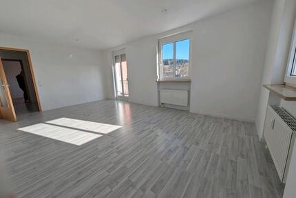 4-R-Whg mit Balkon 810€ warm - 810,00&nbsp;EUR Kaltmiete, ca.&nbsp; 98,00&nbsp;m&sup2; in Thalheim/Erzgebirge (PLZ: 09380)