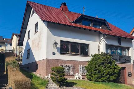 Gepflegtes Zweifamilienhaus freistehendes Haus mit 3 Wohneinh. - Quierschied