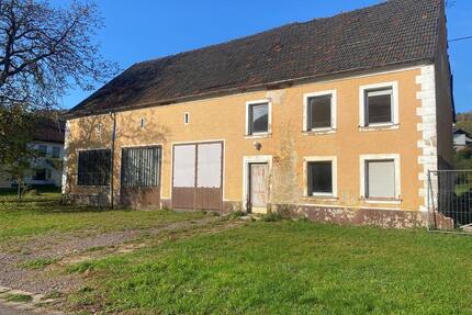Bauernhaus mit großem Grundstück - zentral -Wadern-Büschfeld