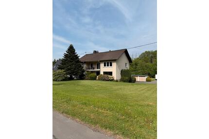 Zweifamilienhaus auf ca. 3.200 m² – Wohnen & Gewerbe - Wiehl