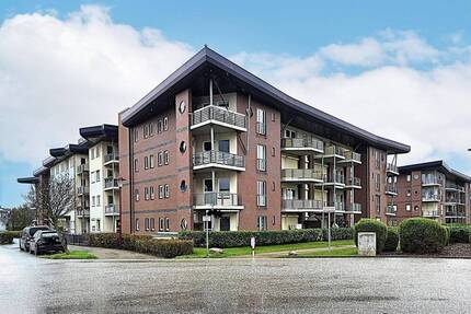 2-Zimmer-Whg. mit zwei Balkonen und Stellplatz. Wohnen in erster Reihe zum Seekanal! - Rostock Hohe Düne