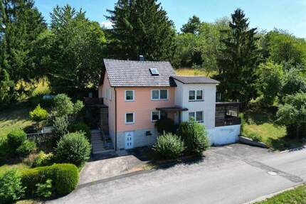 Gefühlte Alleinlage am Stadtrand von Coburg mit ca. 180 m² Wohnfläche auf 3.358 m² großem Grund!