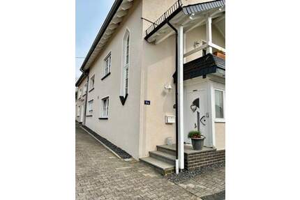 Großzügiges Einfamilienhaus mit fünf Schlafzimmern, lichtdurchflutetem Wohnambiente und gepflegtem Garten – ideal für Familien - Arzfeld