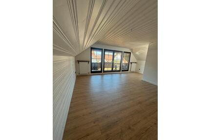 Helle 3-Zimmer-Dachgeschosswohnung mit Loggia in Niedernberg