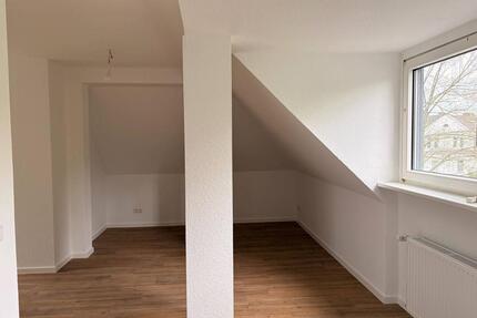 Modernisierte 2-Zimmer-Wohnung im Dachgeschoss mit Badewanne - Düsseldorf Stadtbezirk 9
