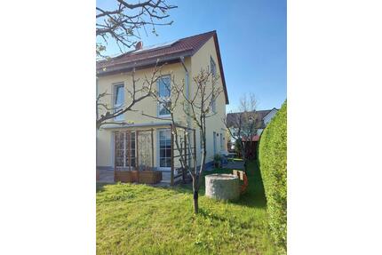 Sehr gepflegte DHH in ruhiger Lage von Emmering zu verkaufen